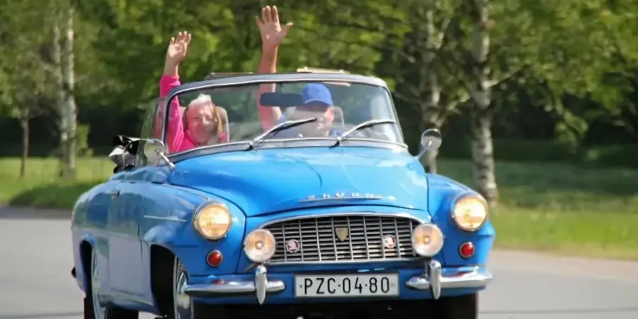 Huoleton ajomatka kesäisessä maisemassa ,ajamisen ilo syntyy turvallisesta olosta ratin takana.